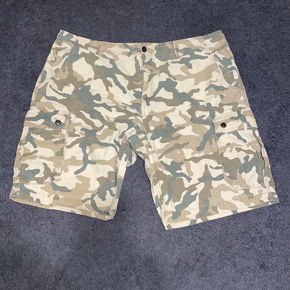 Men’s Old Navy Camo Cargo Shorts size 42